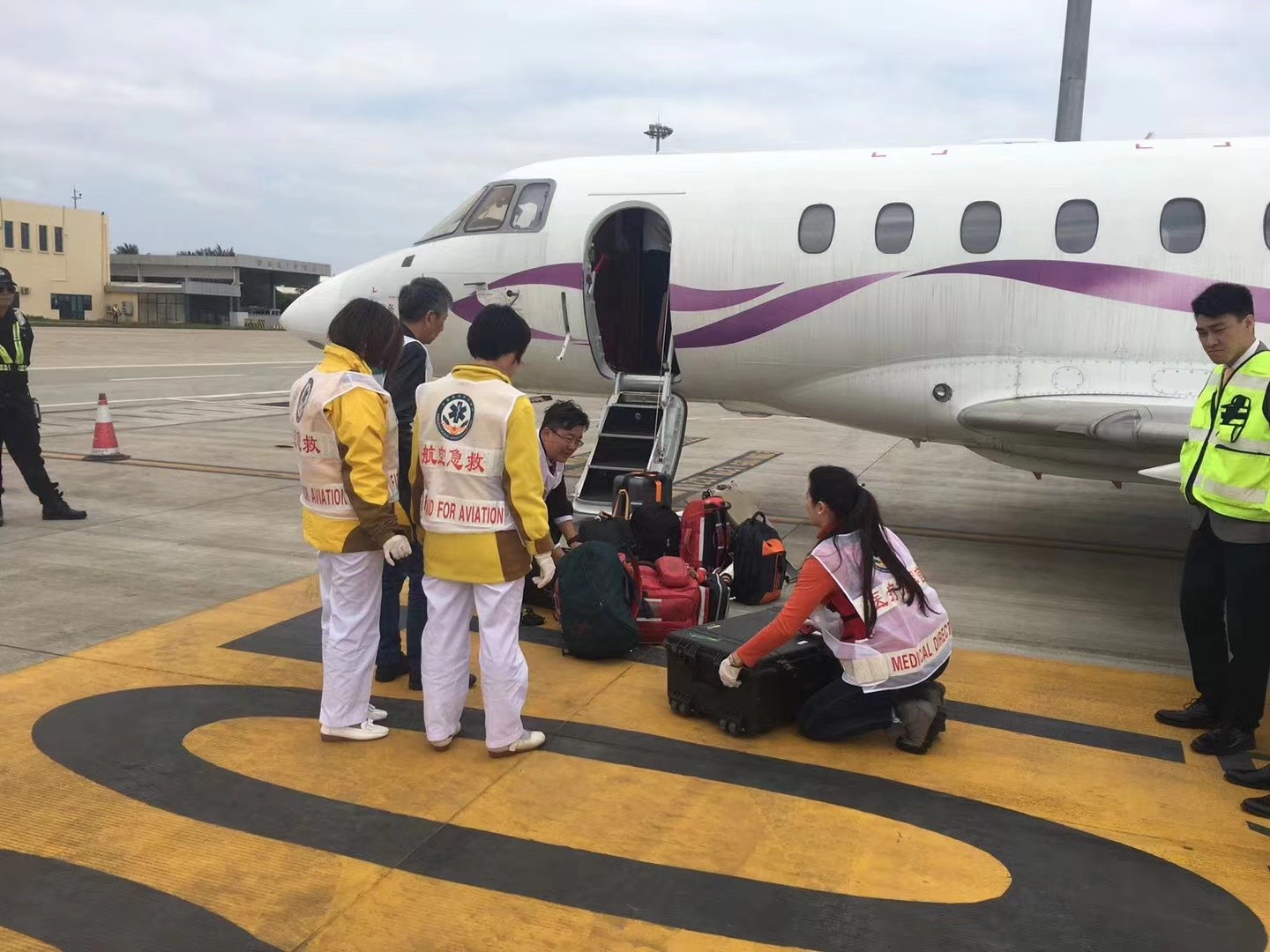 玛多县香港出入境救护车出租